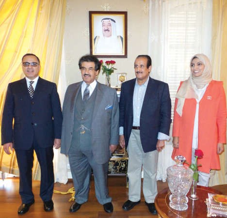 سمو الشيخ ناصر المحمد يتوسط الشيخ دابراهيم الدعيج والسفير جمال الغنيم وحرمه
