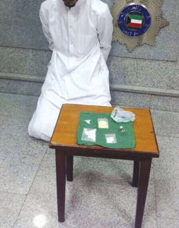 المتهم وامامه المضبوطات ﻿