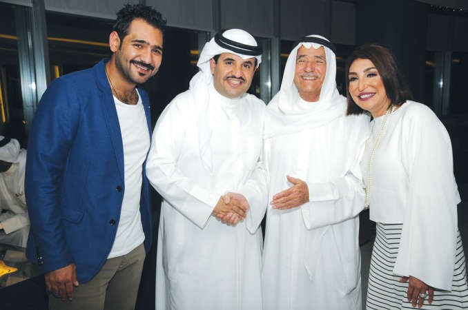 الفنانة احلام حسن وشقيقها شاكر يتوسطان الشيخ دعيج الخليفة وعلي الملا	محمد خلوصي﻿