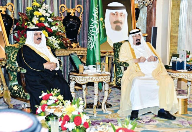 خادم الحرمين الملك عبدالله بن عبدالعزيز خلال مباحثاته مع عاهل البحرين الملك حمد بن عيسى ال خليفة في جدة امس الاولواس