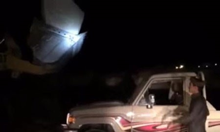 بالفيديو.. شابان في السعودية يحطمان سيارة موديل 2014 بإلقاء صخرة كبيرة عليها
