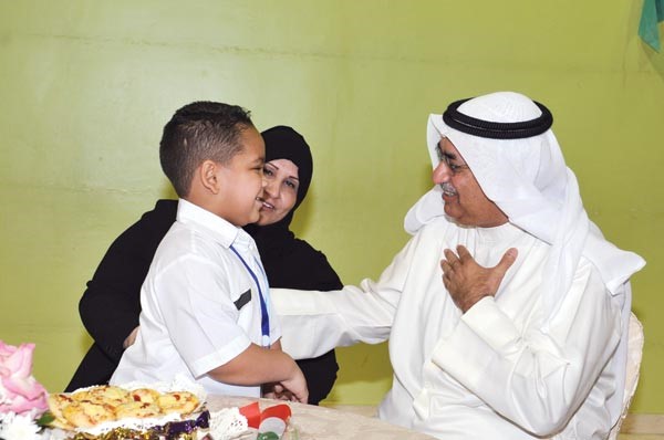 د عبدالمحسن المدعج في حديث مع احد الاطفال عن بدء الدراسة 	قاسم باشا