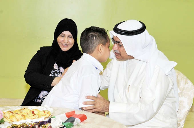 عبدالمحسن المدعج مصافحا احد الطلبة	 قاسم باشا - محمد خلوصي﻿