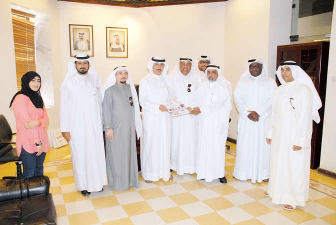 ماحمد الصبيح يتسلم نسخة من النشرة التوعوية من مفهد العتيبي