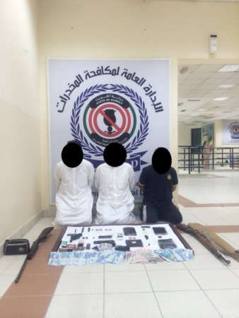 المتهمون امامهم المضبوطات﻿