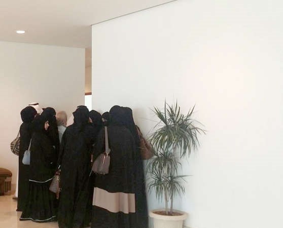 اجتماع الطالبات امام مكتب العميد﻿