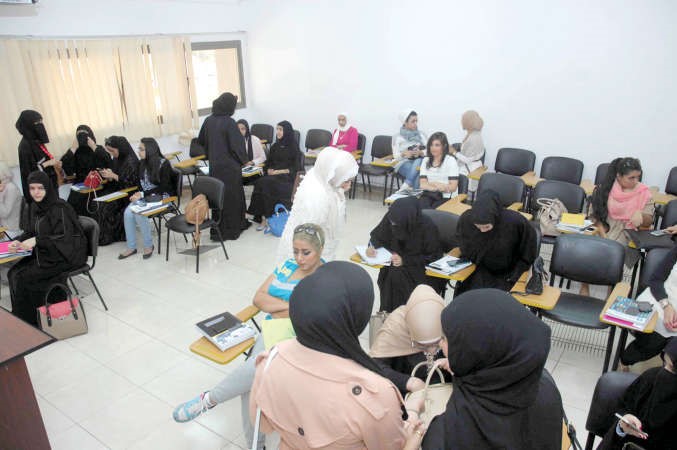 الطالبات حرصن على التواجد في اول يوم دوام ﻿