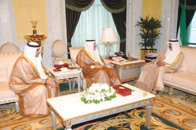 سمو نائب الامير وولي العهد الشيخ نواف الاحمد مستقبلا الشيخ سلمان الحمود والشيخ محمد العبدالله﻿