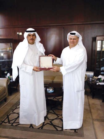 الشيخ سلمان الحمود يتسلم كلمات الاغنية من وليد الجاسم