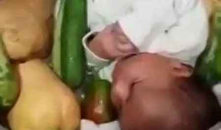 بالفيديو.. شخص في السعودية يطهو رضيعاً داخل "جدر" والنار متقدة قائلاً.. "هذا غدانا اليوم"