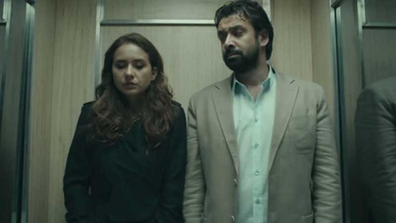 بطلا فيلم الفيل الازرق؛ كريم عبد العزيز ونيللي كريم في مشهد من الفيلم