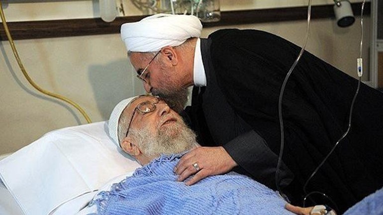 روحاني يقبل جبين خامنئي