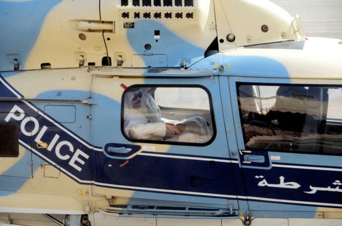 وزير الداخلية الشيخ محمد الخالد في مروحية الشرطة مع بدء انطلاق الجولة ﻿