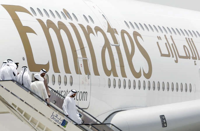 الشيخ محمد بن راشد ال مكتوم خلال تفقده لطائرة ايرباص A380 التابعة لطيران الامارات حيث تخطط دبي توسعة مطار ال مكتوم الدولي في دبي ورلد سنترال باستثمارات قدرها 32 مليار دولار	 رويترز ﻿