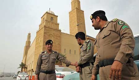 بالفيديو.. السجن لـ5 سعوديين اتبعوا كويتياً ادعى أنه "رسول الله المهدي السفاح"