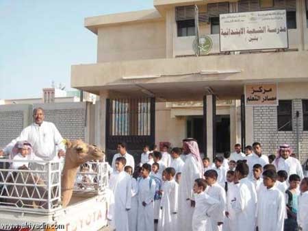 بالصور.. أب سعودي يوصل ابنه الوحيد للمدرسة على ظهر جمل.. ويولم به للمعلمين