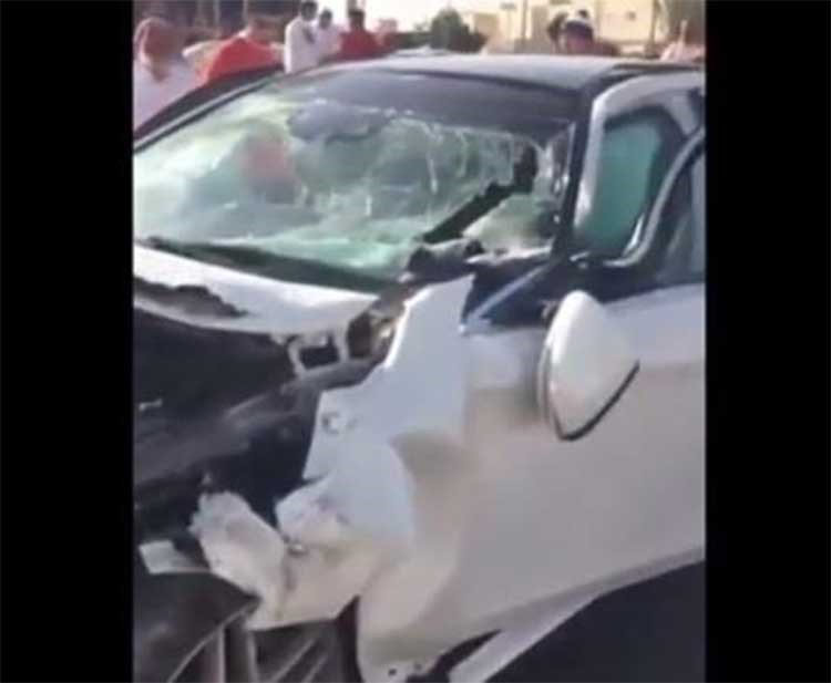 بالفيديو.. شبان في السعودية يوثقون اصطدام سيارتهم المرسيدس بشاحنة 