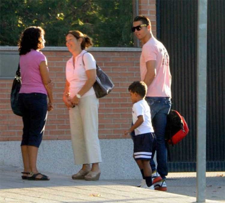 بالصور.. رونالدو يخلع عباءة النجومية ليعيش أجمل لحظات حياته
