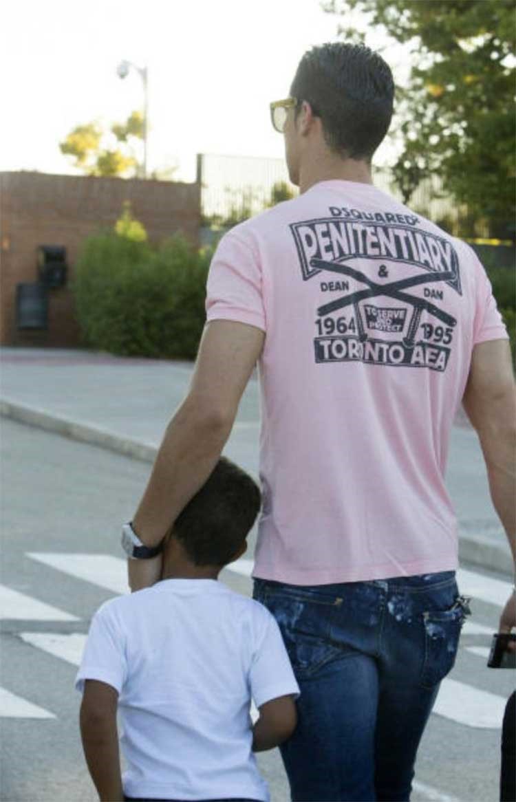 بالصور.. رونالدو يخلع عباءة النجومية ليعيش أجمل لحظات حياته