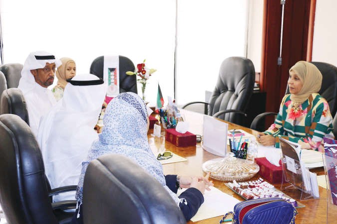 مريم الوتيد خلال اجتماعها مع مسؤولي جمعيات ذوي الاعاقة﻿