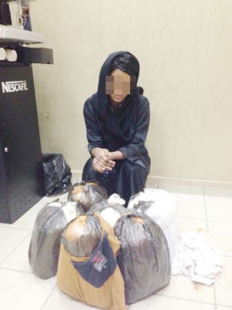 الاثيوبية لحظة ضبطها في المطار