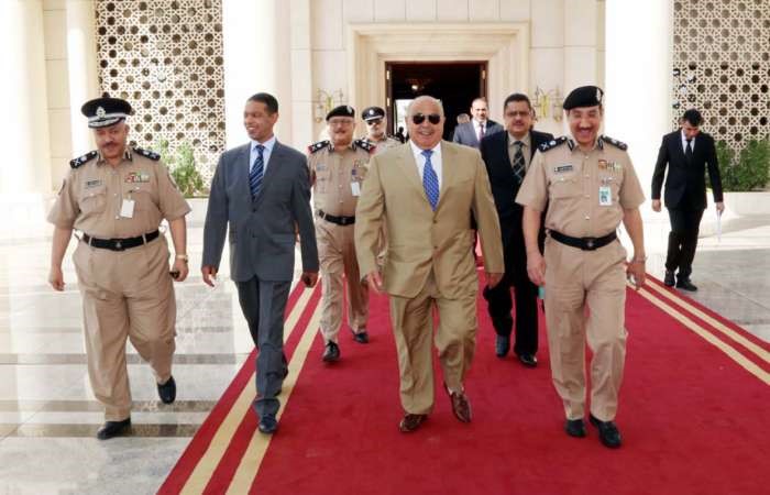 الفريق سليمان الفهد في المطار امس