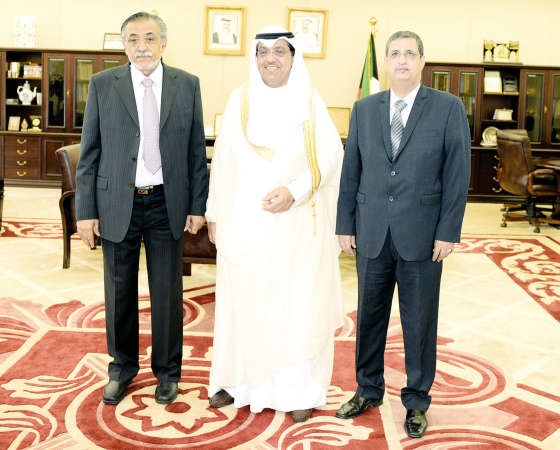 رئيس مجلس الامة بالانابة مبارك الخرينج خلال استقباله نائب رئيس البرلمان في الجمهورية اليمنية محمد الشدادي﻿