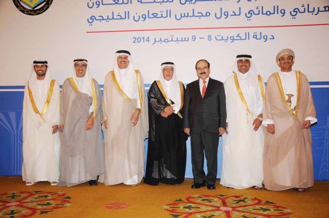 م عبدالعزيز الابراهيم ود عبداللطيف الزياني ووزراء الكهرباء والماء الخليجيين قبيل الاجتماع محمد خلوصي
