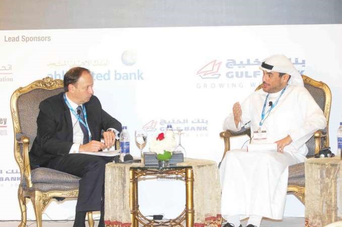 عمر قتيبة الغانم متحدثا خلال المؤتمر 