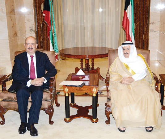 محمد شرار مستقبلا كارلوس البرتو لتسلم رسالة الرئيس المكسيكي الى صاحب السمو