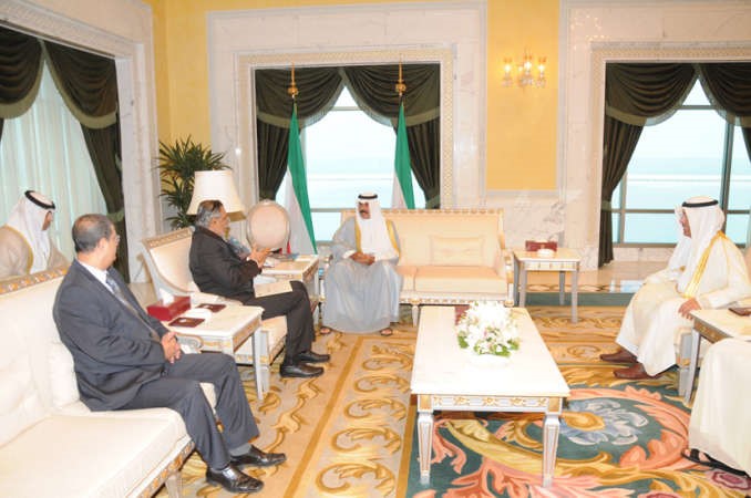 سمو نائب الامير الشيخ نواف الاحمد مستقبلا مبارك الخرينج ونائب رئيس مجلس النواب بالجمهورية اليمنية