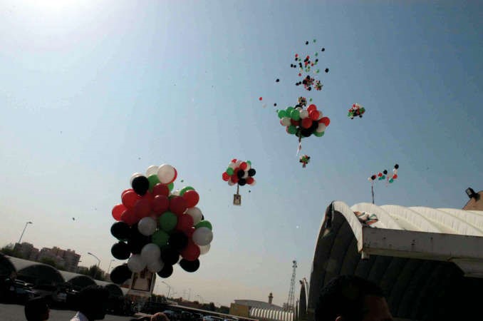 اطلاق البالونات في السماء احتفالا بالمناسبة﻿