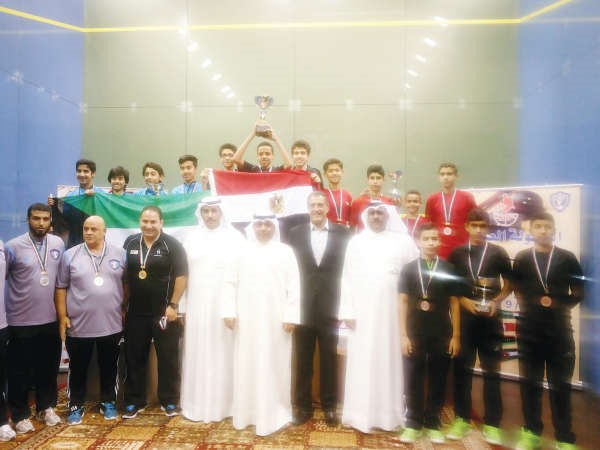 رئيس اتحاد الاسكواش وليد الصميعي متوسطا الابطال﻿