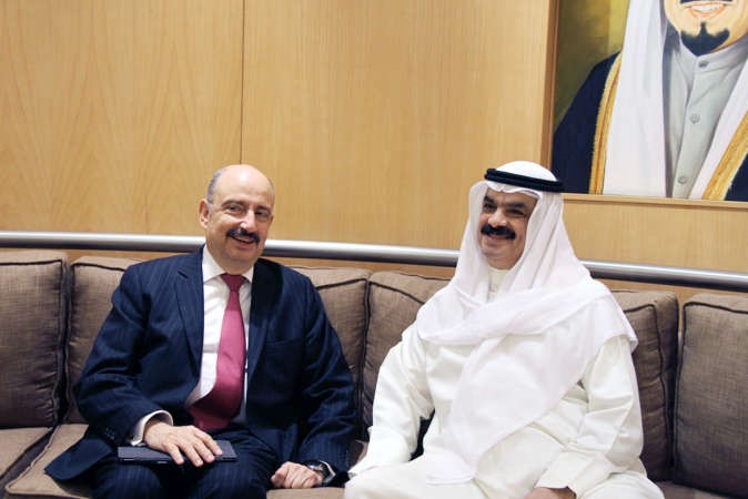  حمد العمر مستقبلا السفير كارلوس اي ديكازا 
