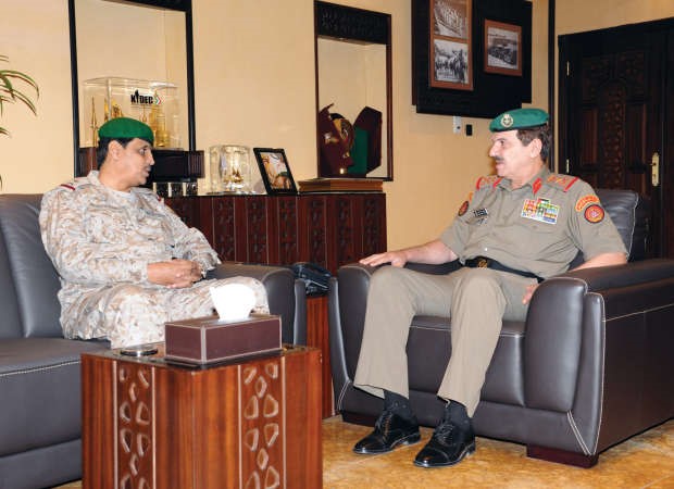 الفريق الركن عبدالرحمن العثمان مستقبلا اللواء الركن حسن الشهري﻿