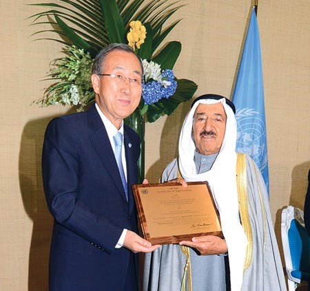 صاحب السمو الامير الشيخ صباح الاحمد يتسلم شهادة تقدير من الامين العام للامم المتحدة بان كي مون بمناسبة تسمية سموه قائدا للعمل الانساني