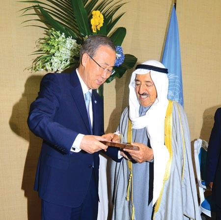الامين العام للامم المتحدة يسلم شهادة التقدير لصاحب السمو الامير 