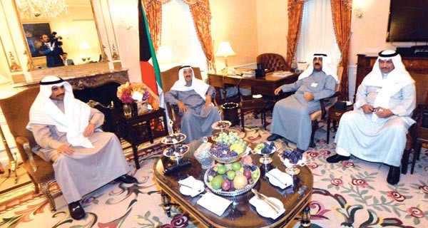 صاحب السمو الامير الشيخ صباح الاحمد اثناء استقباله رئيس مجلس الامة مرزوق الغانم ونائب رئيس الحرس الوطني الشيخ مشعل الاحمد وسمو رئيس الوزراء الشيخ جابر المبارك