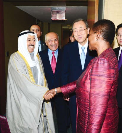 صاحب السمو الامير مصافحا فاليري اموس بحضور بان كي مون والمستشار محمد ابو الحسن