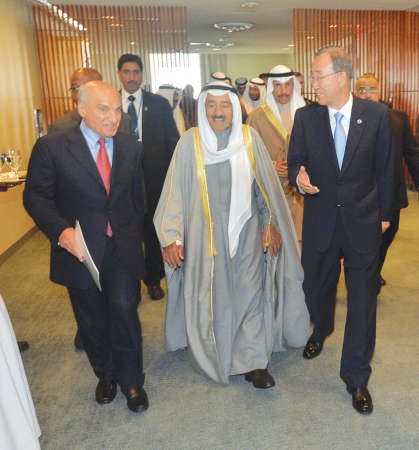 صاحب السمو الامير الشيخ صباح الاحمد لدى وصوله الى مقر الاحتفال برفقة بان كي مون ومرزوق الغانم والمستشار محمد ابو الحسن 