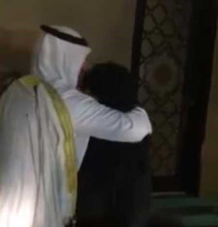 بالفيديو.. سعودي يحتفي بوالدته خلال افتتاح منزله ويمتدحها شعراً ويقبل قدميها