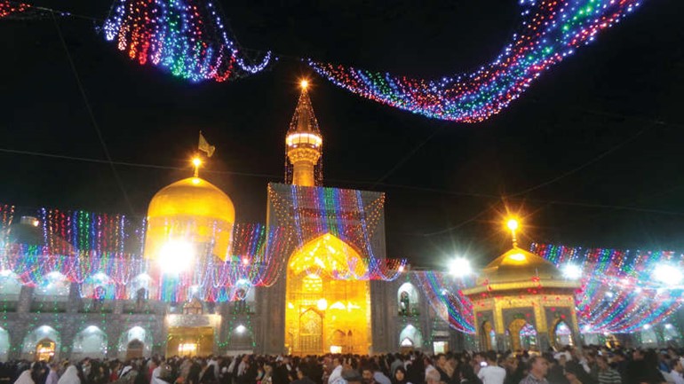 مقام الامام علي بن موسى الرضا ع وقد تزين بمناسبة ذكرى مولد الامام والتي تزامنت مع زيارة الوفد