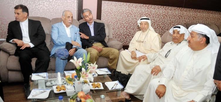 الزملاء عماد بوخمسين وطارق ادريس ومال الله مع السفير مجدي الظفيري ومحمد السنعوسي في مطار مشهد