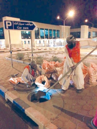 العمال خلال تنظيف مناهيل الامطار﻿