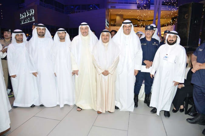 الشيخ سلمان الحمود والشيخ فيصل الحمود وعلي حسن وبعض الحضور خلال الاحتفال﻿