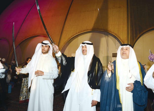 الشيخ فواز الخالد والنائب عبدالله التميمي يؤديان رقصة العرضة﻿