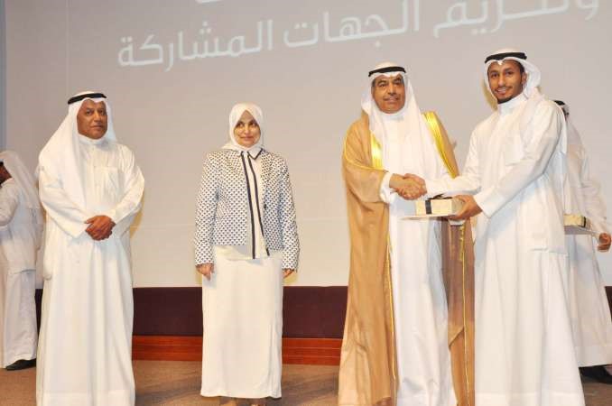 هند الصبيح وحسين الخرافي وفوزي المجدلي خلال توزيع الشهادات وتكريم الجهات المشاركة خلال الحفلاحمد علي﻿