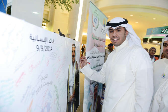 الشيخ نواف احمد النواف يدون كلمة تذكارية لصاحب السمو﻿