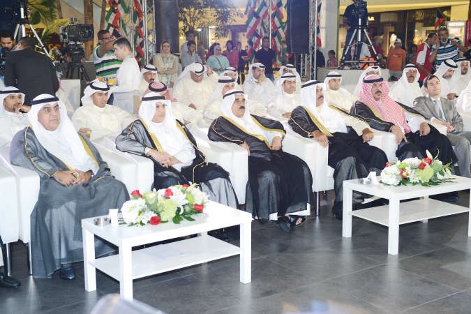 الشيخ احمد النواف متوسطا الشيخ خالد الجراح والشيخ فيصل السعود وعددا من الحضور﻿