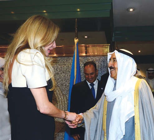 صاحب السمو الامير مصافحا الشيخة ريما الصباح ﻿